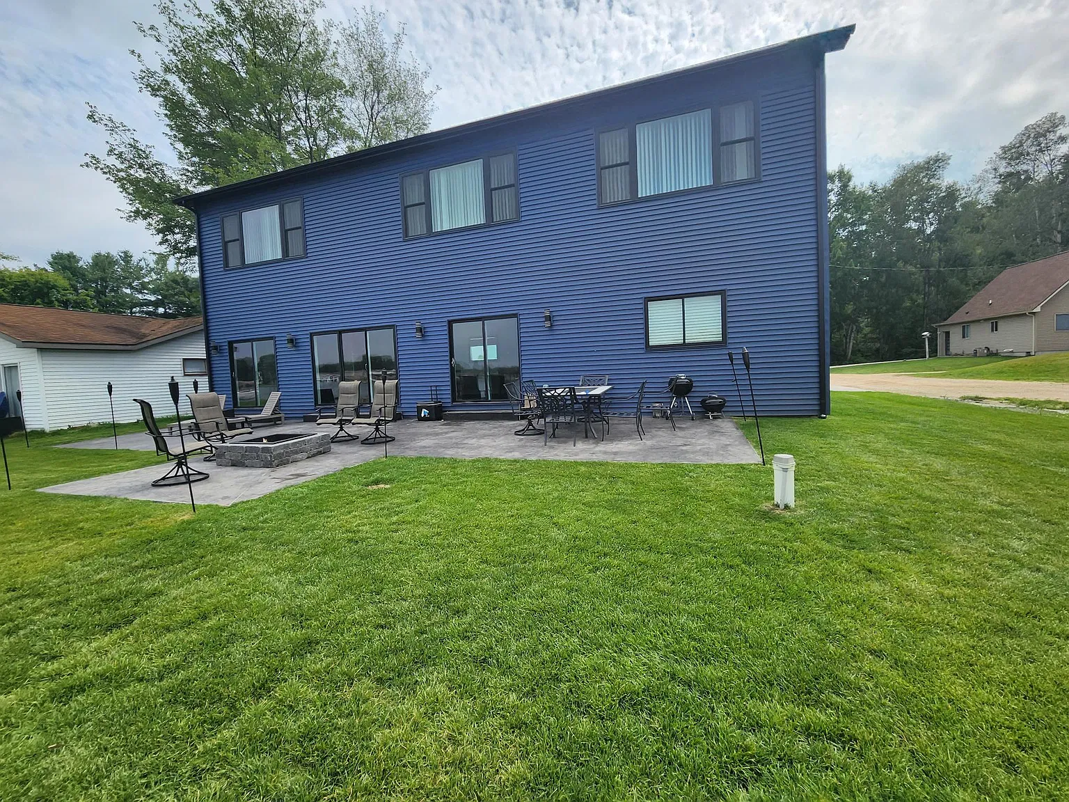 3 bed, 2.5 bath, 2700 sqft, $3,995 — Photo 2