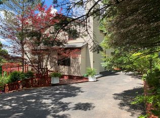 110 Greenwich Dr, Bushkill, PA 18324