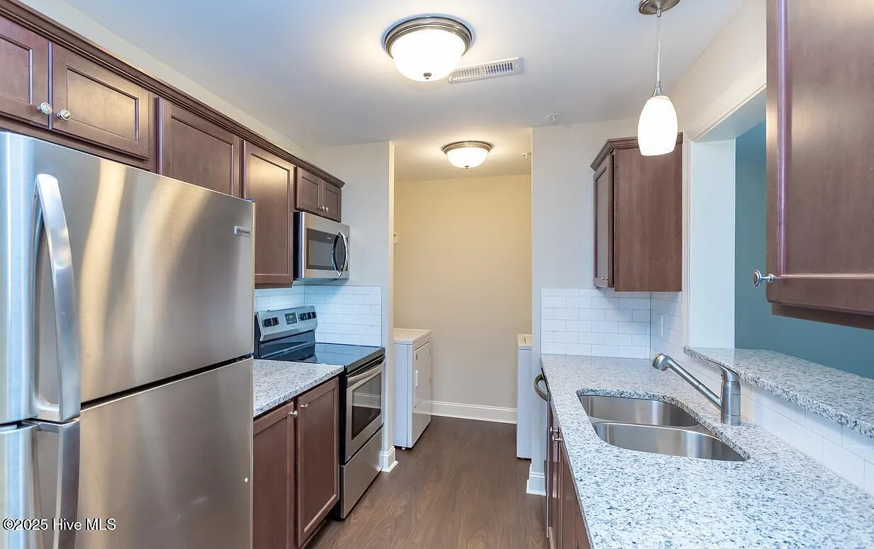1 bed, 1.0 bath, 880 sqft, $1,200 — Photo 4
