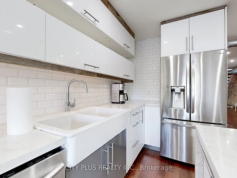 704 Bloor St W — Photo 17