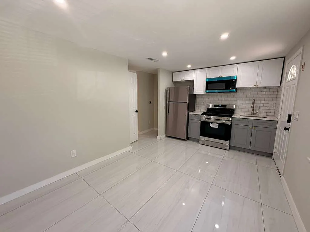 Building Photo - 64 Chamberlain St #10B