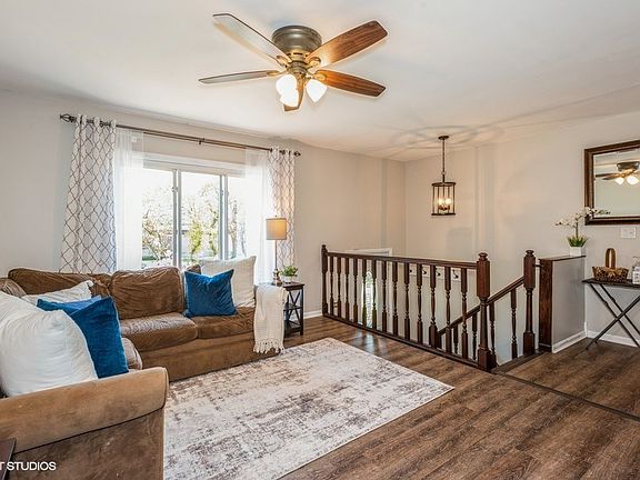 Freshly painted Living Room Walls, Ceiling, Trim and NEW Laminate Plank floors (2022). Foyer has NEW