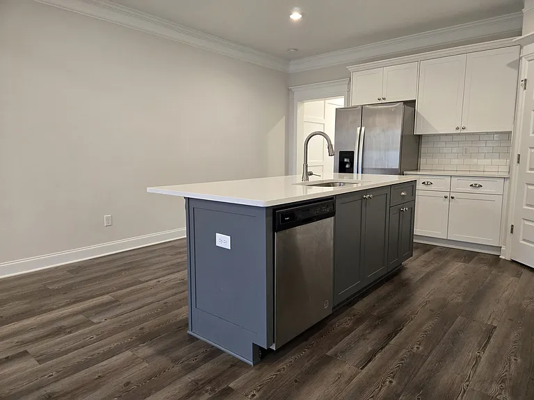 1063 Linsmore Ave — Photo 4