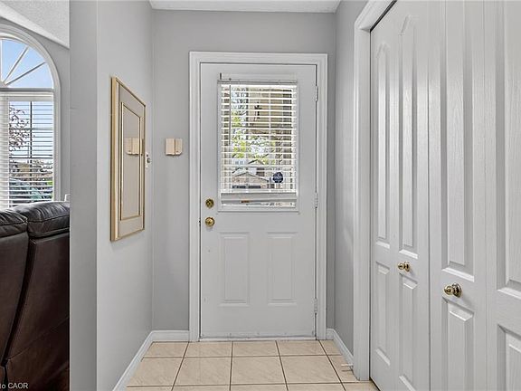 4th image of 6 Glenhollow Dr