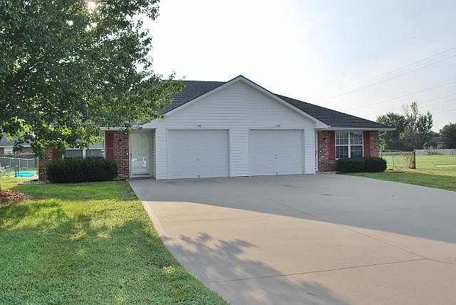 1st image of 107 NW Parker Dr #107