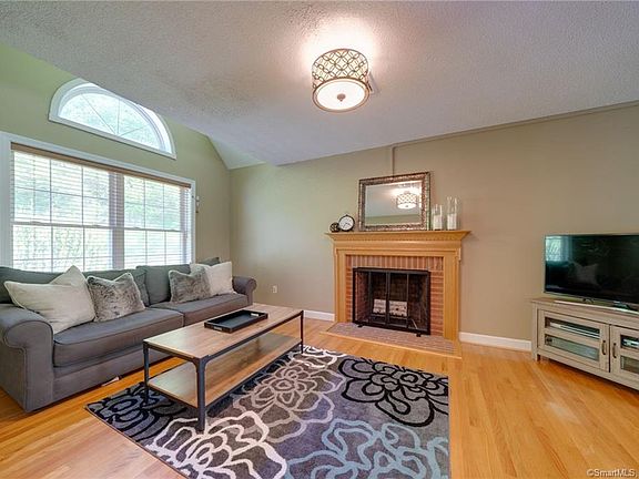 4th image of 46 Kristin Ln