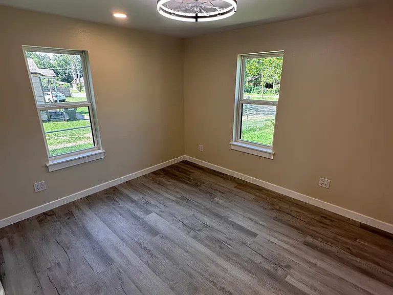 1388 N Vinita Ave — Photo 12