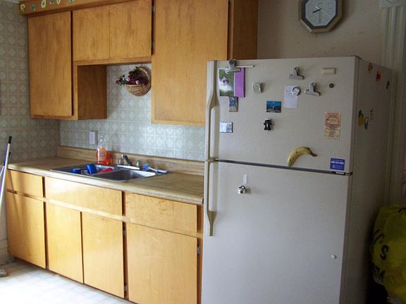 5th image of 820 W Washington Ave