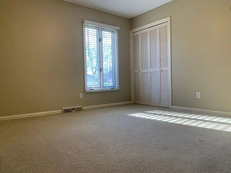921 Glenshannon Rd — Photo 7