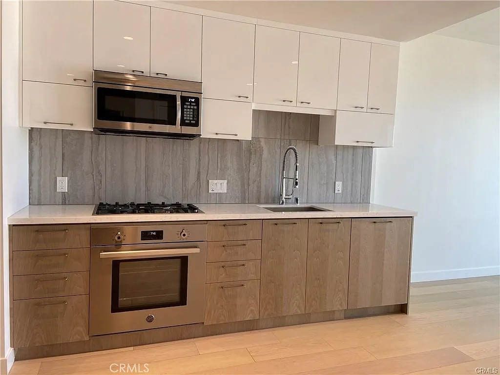 400 S Broadway Ave — Photo 3