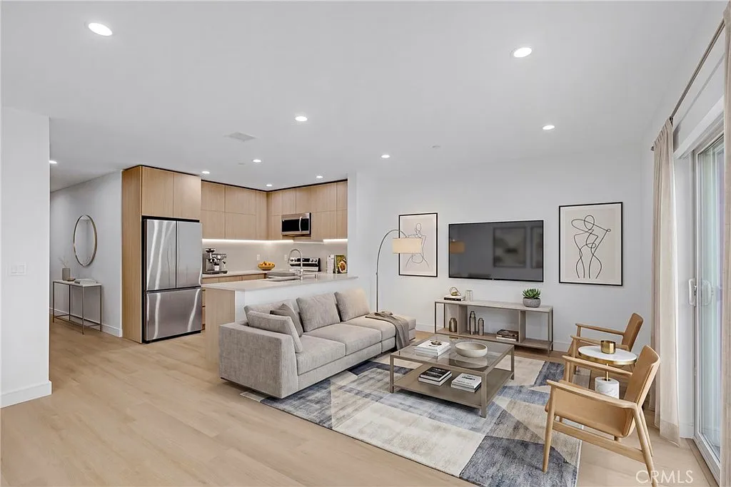 3 bed, 2.5 bath, 1421 sqft, $4,350 — Photo 1