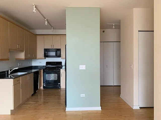 330 W Grand Ave #1105 — Photo 8