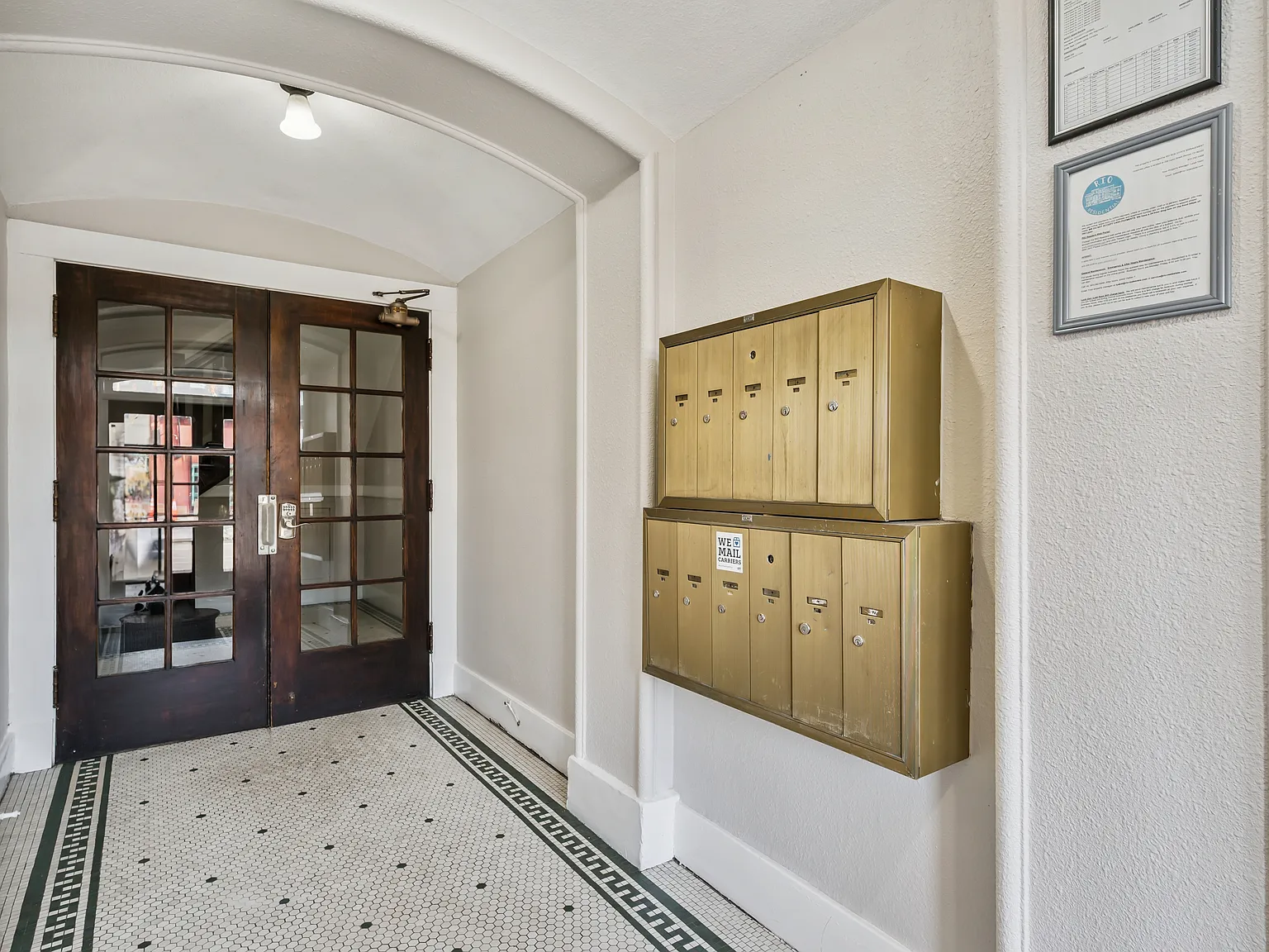 Beautiful Vintage First Floor Updated 1br In Amazing Location! — Photo 3
