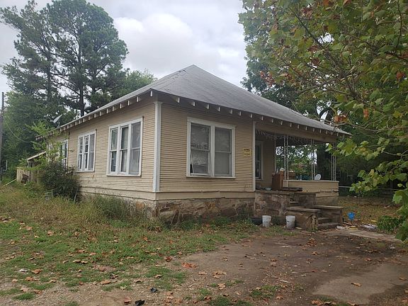 3rd image of 209 N East St