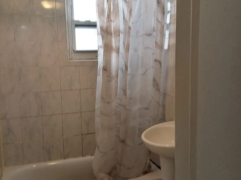2424 E 2nd St #B — Photo 4