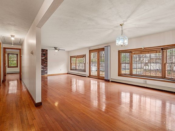 3rd image of 945 Walnut Plain Rd