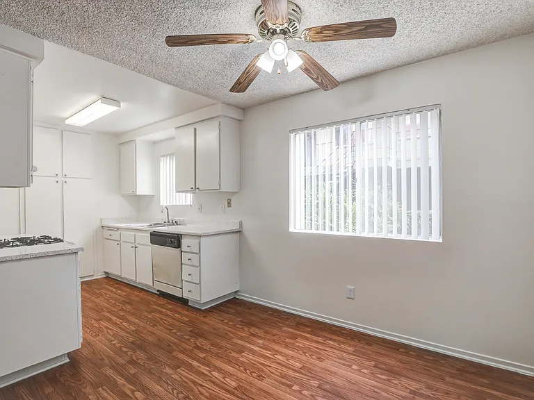 Orange Plaza Apartments — Photo 5