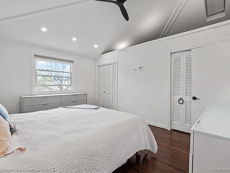 956 Northlawn Blvd — Photo 17