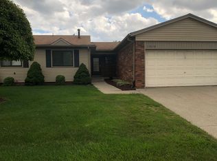 13610 Villa Pointe Dr, Warren, MI 48088