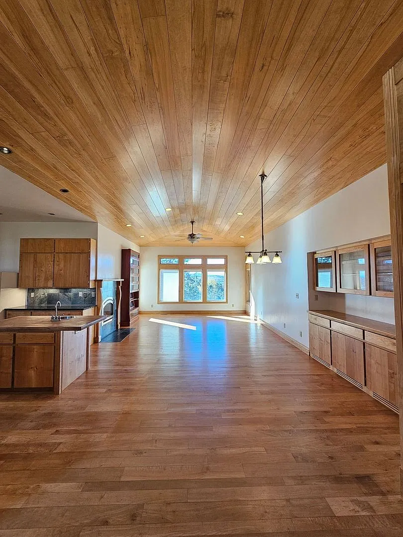 Beautiful Home on large lot — Photo 2