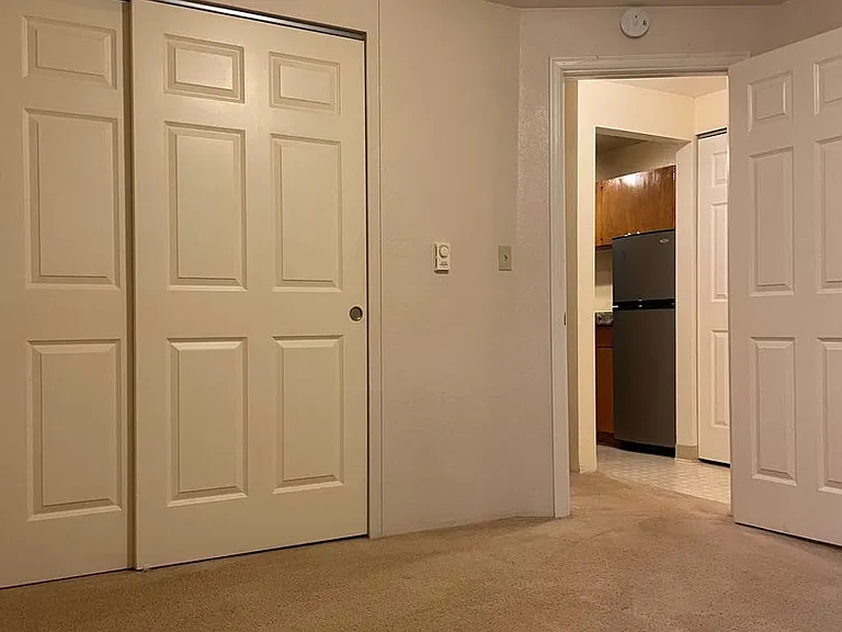 Oxford Court Apartments — Photo 6