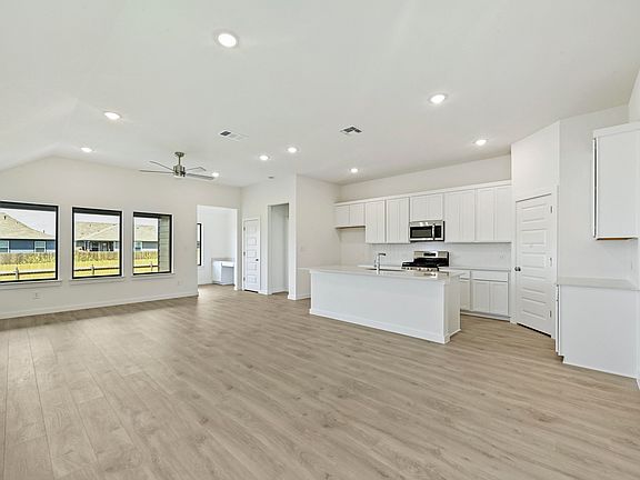4th image of 908 Universal Dr