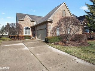 17471 Breckenridge Dr, Clinton Township, MI 48038