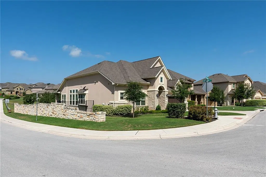 4 bed, 2.0 bath, 2331 sqft, $3,200 — Photo 2