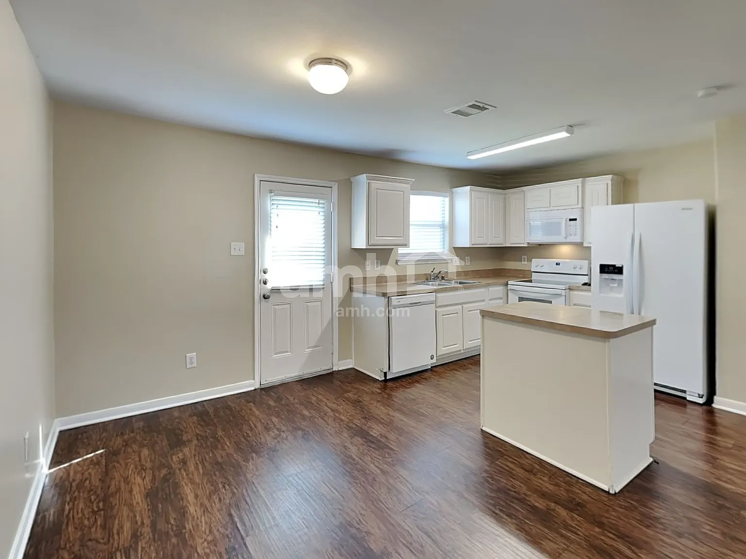 3 bed, 2.0 bath, 1123 sqft, $1,630 — Photo 4