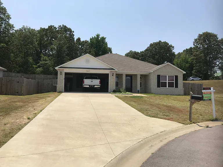 2409 Windy Ln — Photo 2