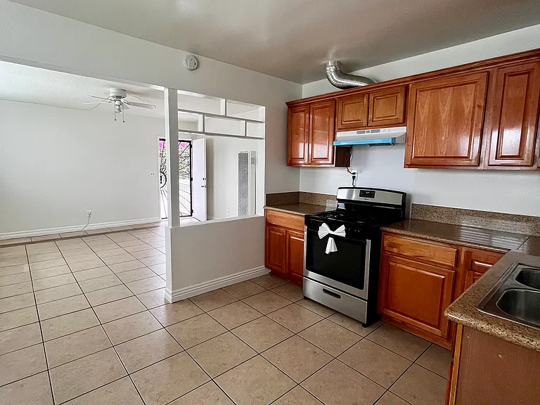1909 W Myrtle St #1 — Photo 1