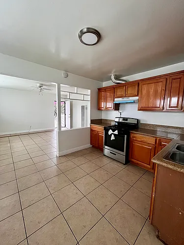1909 W Myrtle St #1 Photo 1
