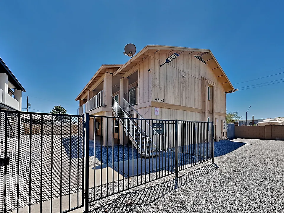 6657 W Ocotillo Rd #201