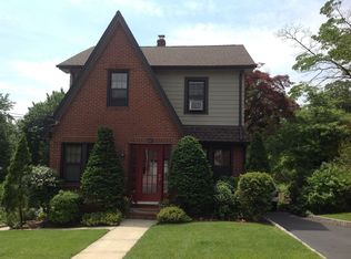 32 Smith Ter, Cresskill, NJ 07626