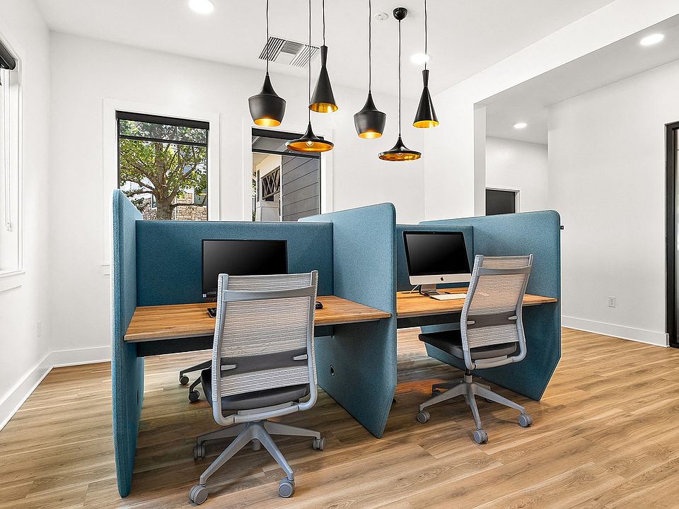 24-Hour Business Center with Computers and Wireless Printing