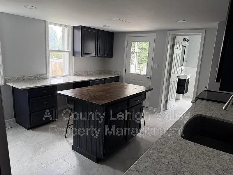 3 bed, 2.0 bath, 1522 sqft, $2,295 — Photo 3