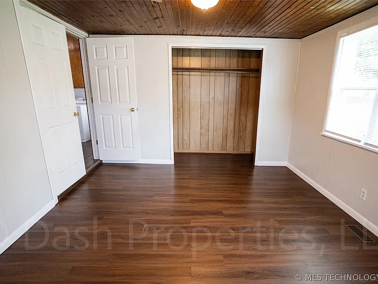 1119 S Florence Ave — Photo 27