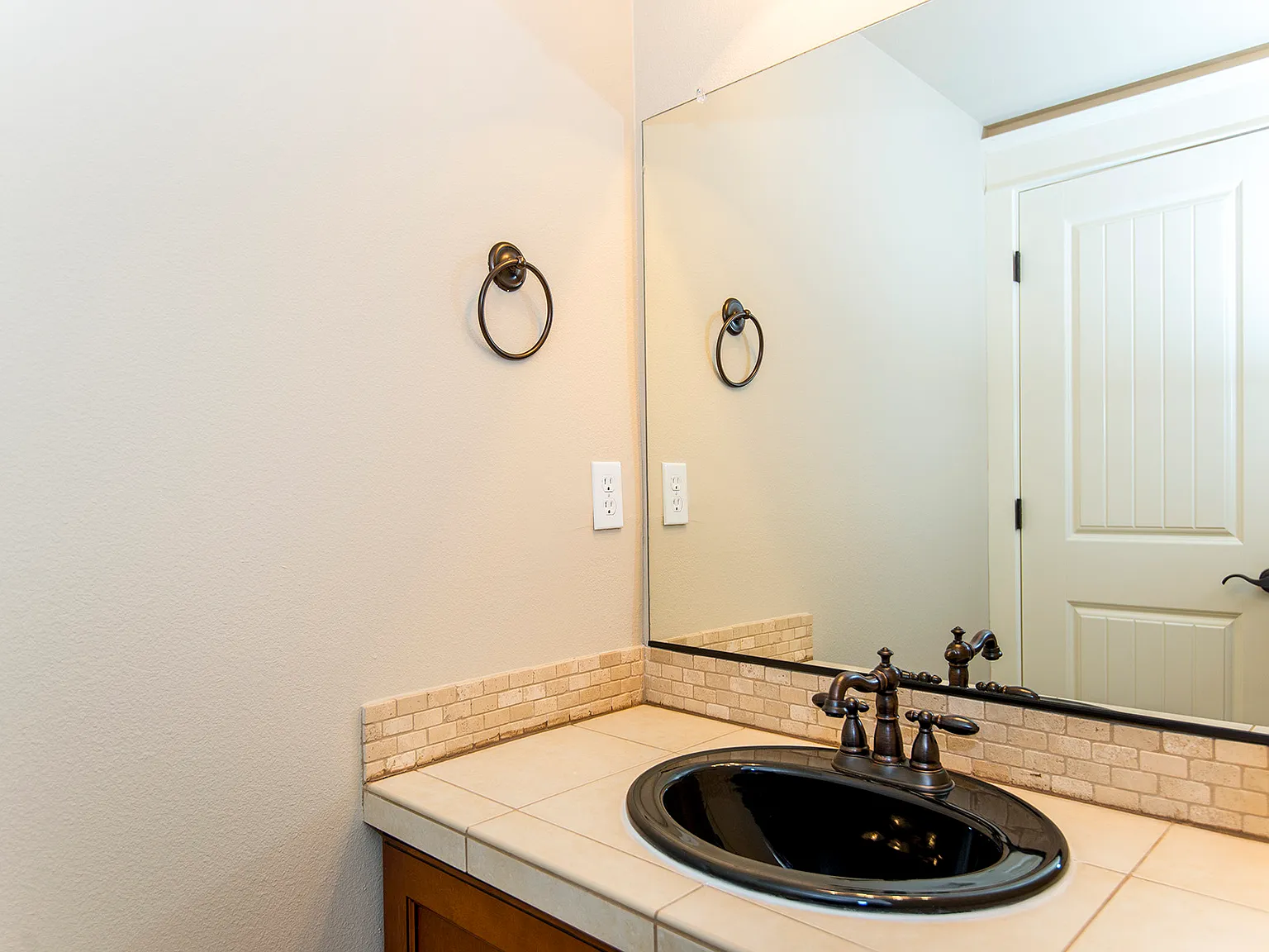 3 bed, 3.5 bath, 2025 sqft, $2,799 — Photo 4