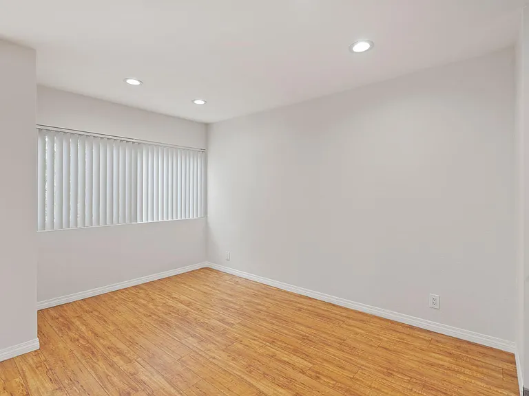 4915 Tyrone Ave #215 — Photo 10