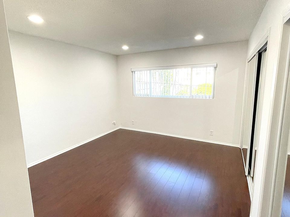 1st image of 144 S Doheny Dr #1044