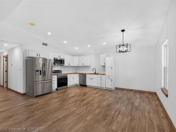 4th image of 604 N Witte St