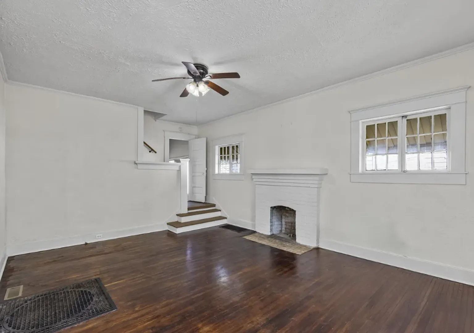 Charming 3 Bed, 2 Bath Midtown Home with Huge Fenced Backyard! — Photo 3