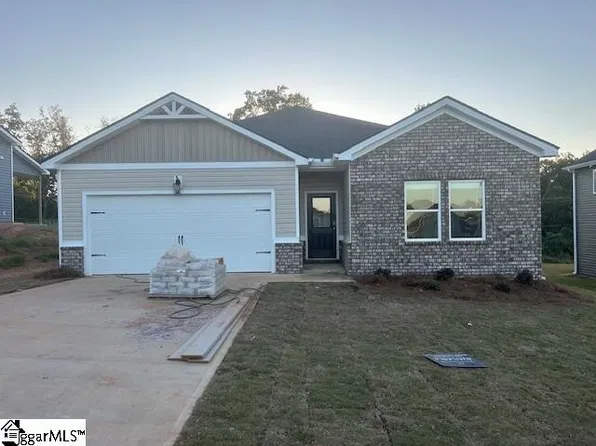 279 Pretoria Dr, Woodruff, SC 29388