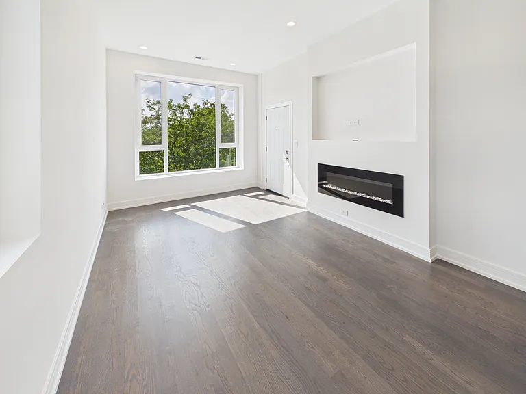 4055 S Prairie Ave #3 — Photo 2