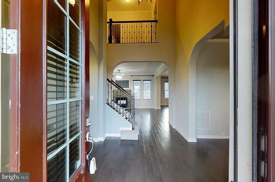 5 bed, 4.5 bath, 4689 sqft, $5,120 — Photo 2