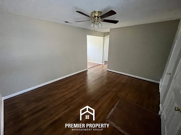 3 bed, 1.5 bath, 1056 sqft, $1,095 — Photo 3