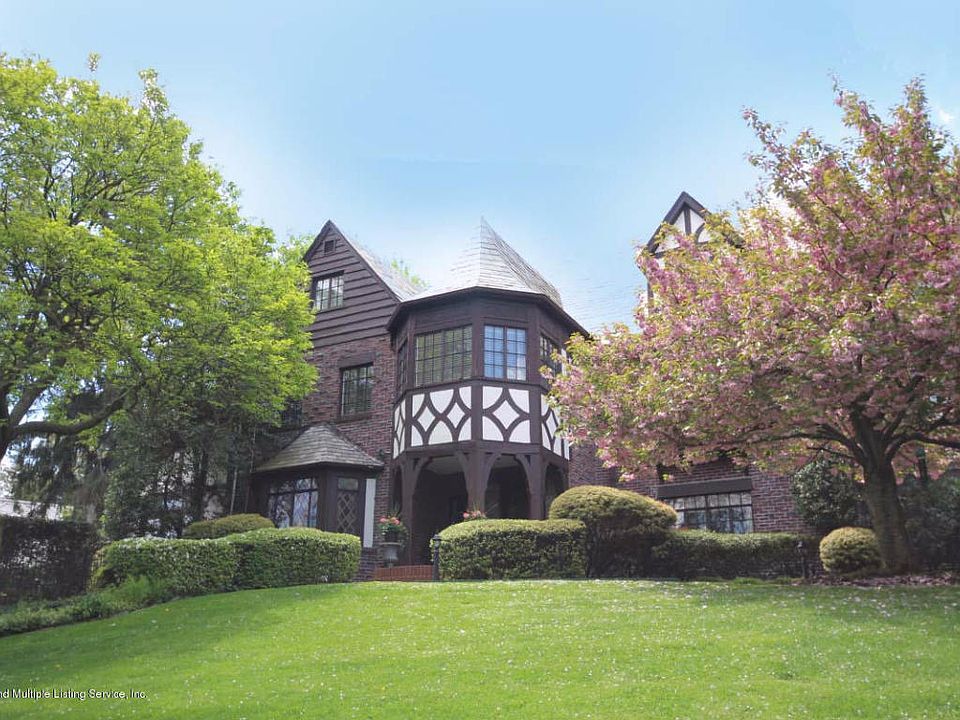 1st image of 2 Emerson Dr