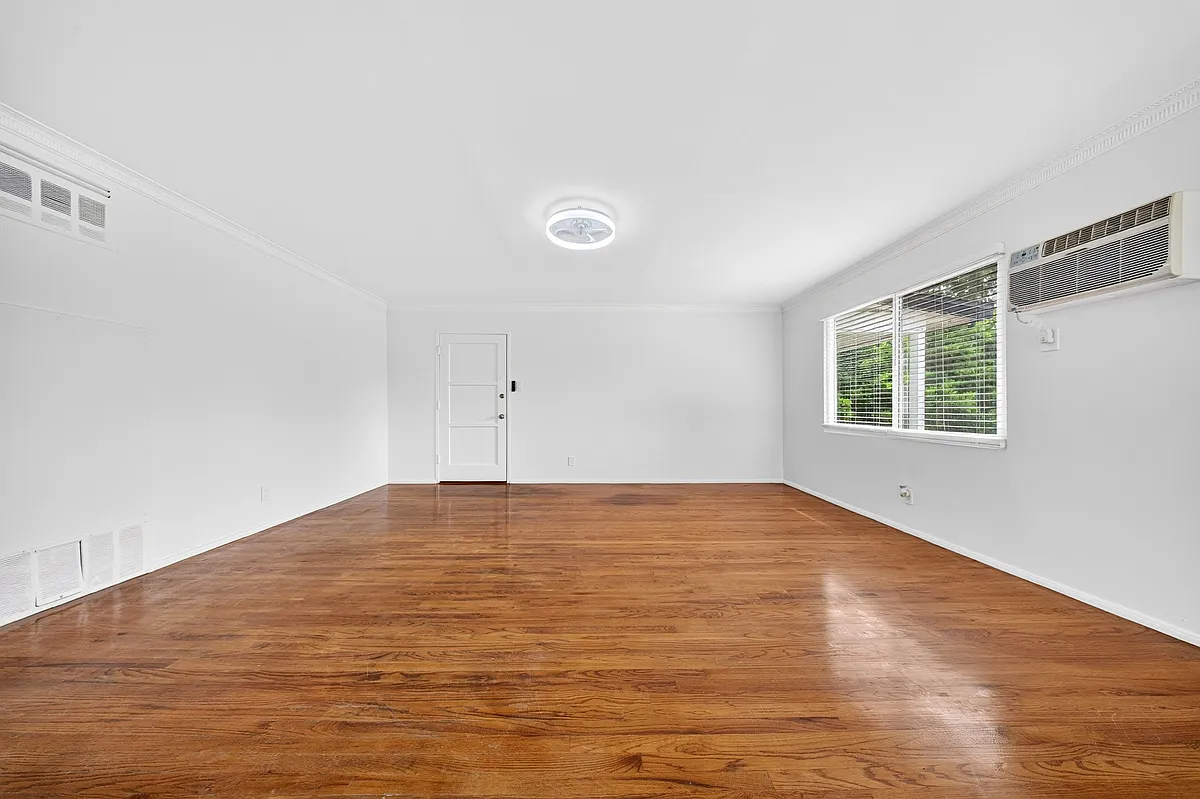 Building Photo - 5722 Hazeltine Ave #5722