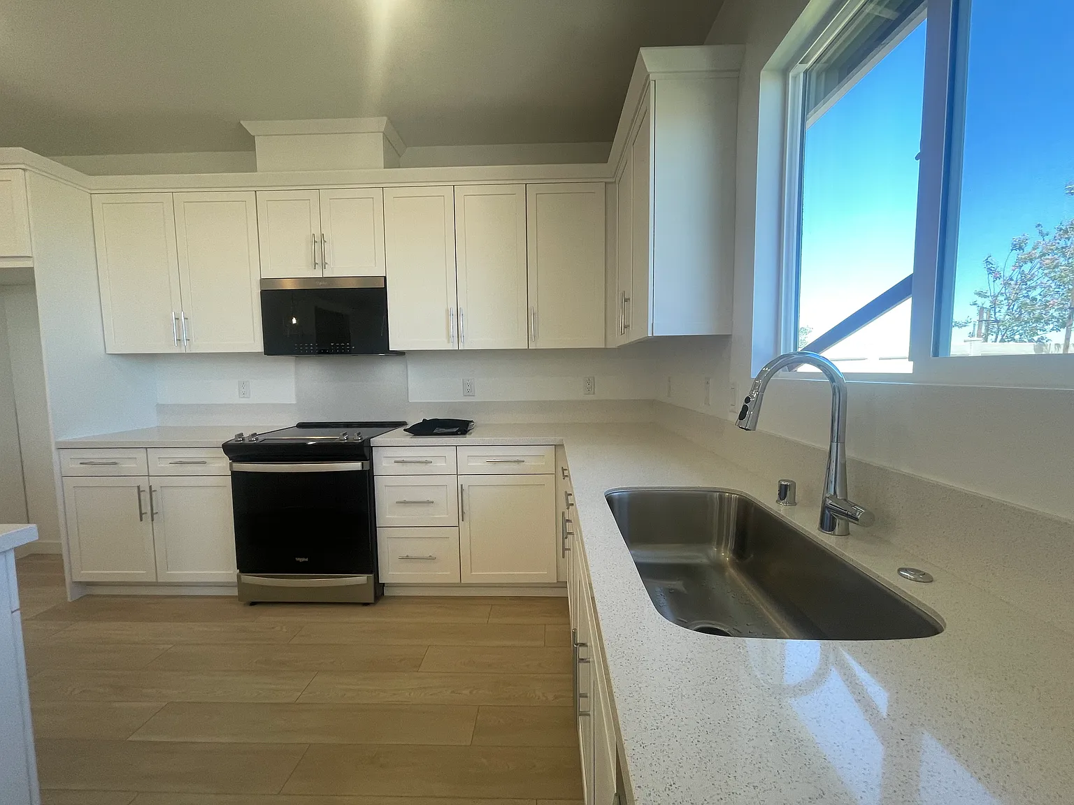 5 bed, 2313 sqft, $3,850 — Photo 3