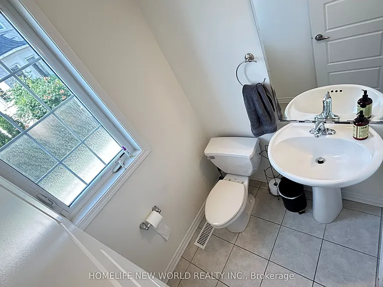 46 Major Cres — Photo 5